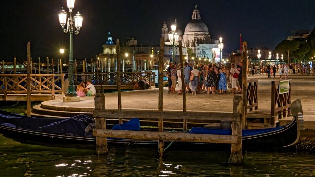 Promozione in Serie A: Venezia in Festa dopo la Vittoria Contro la Cremonese